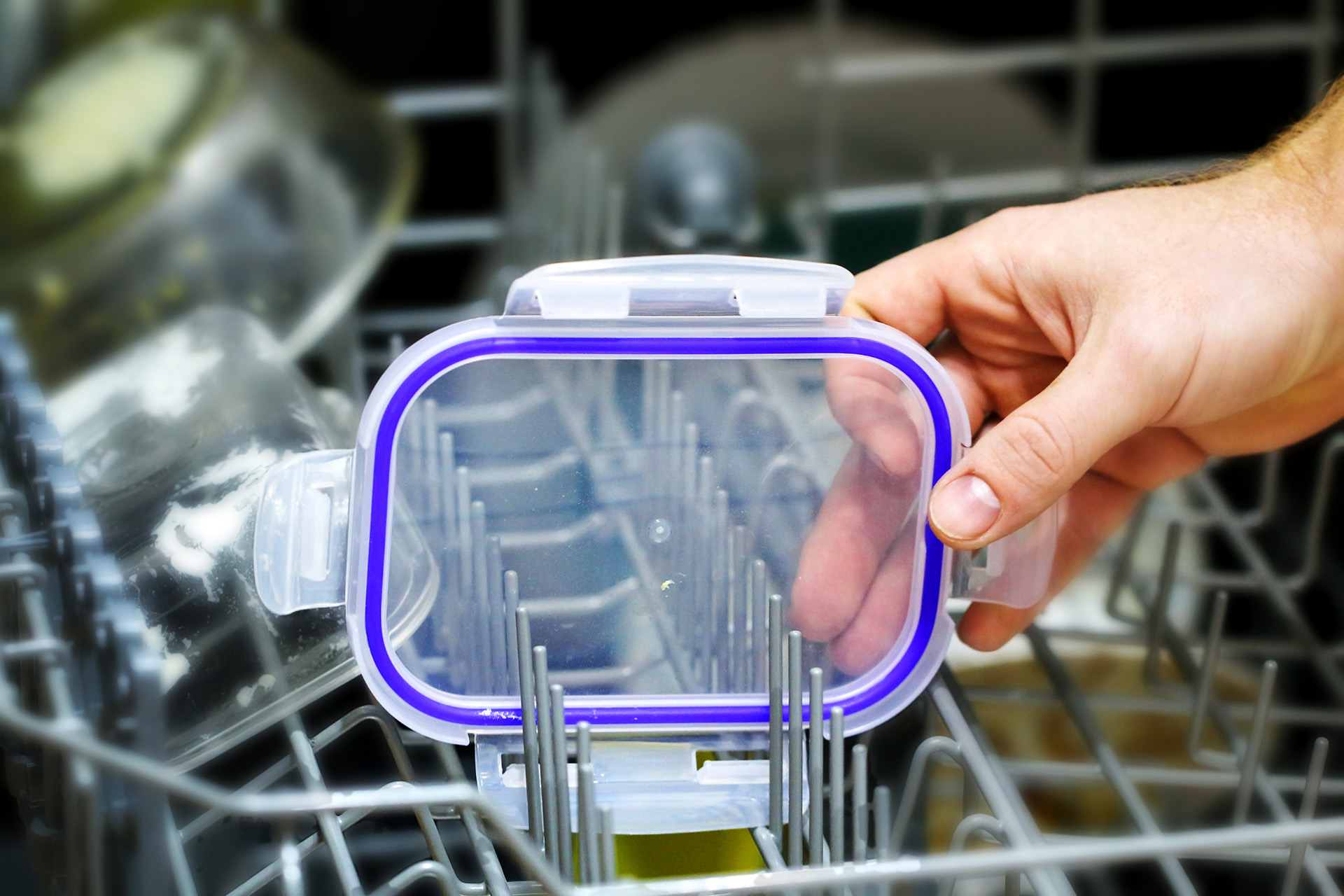 Значок можно мыть в посудомоечной. Пластиковая посуда в посудомойке. Лоток для посудомоечной машины. Вилки в посудомоечной машине. Вилки и ложки в посудомойке.